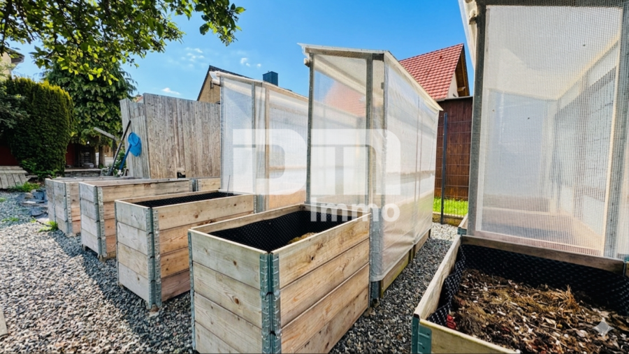 Vielseitiges Immobilien-Ensemble mit 2 modernisierten Haushälften + Carport und Garten/Terrasse - Hochbeete